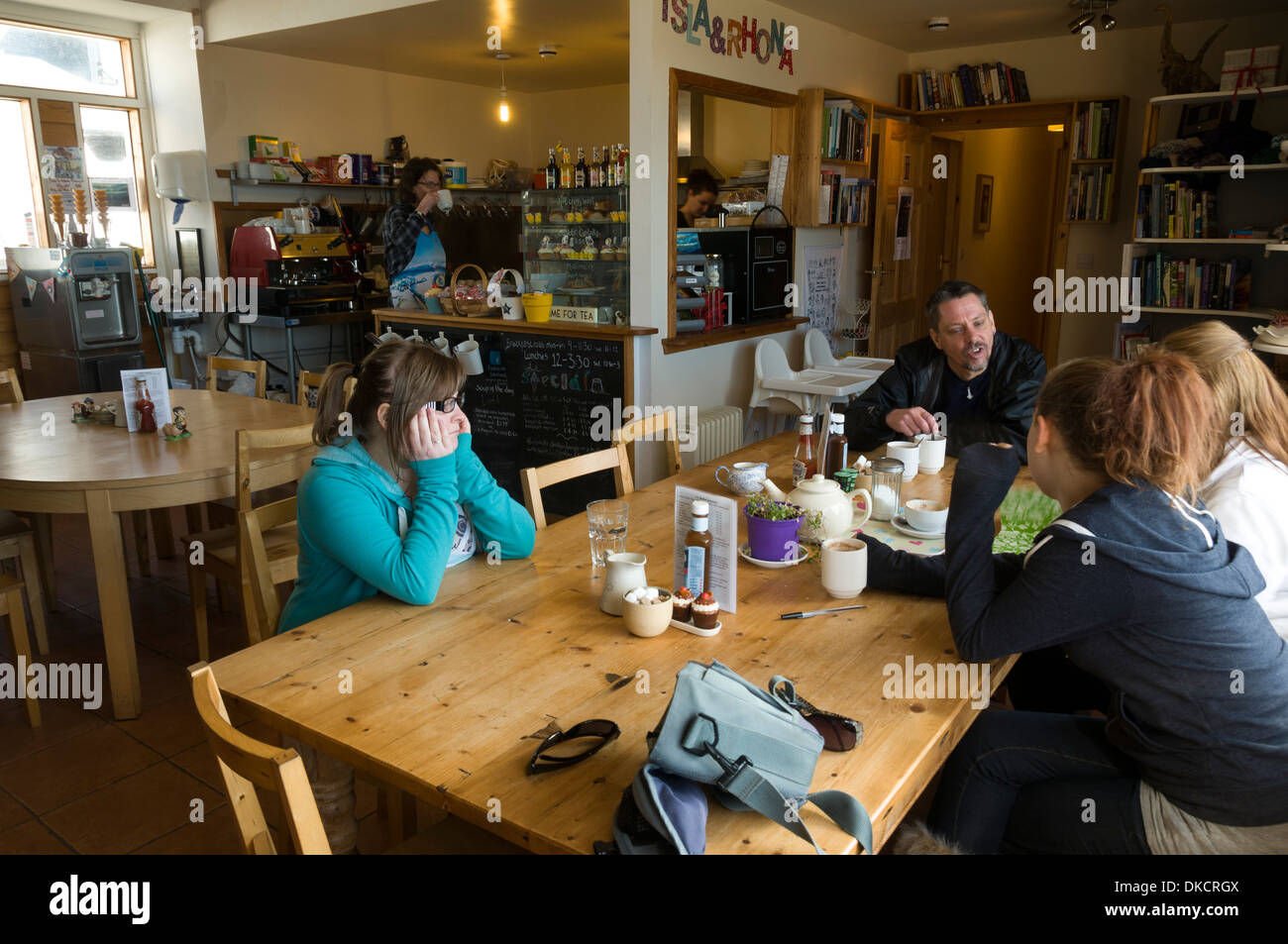 Une famille était assise à une table à l'intérieur de la poterie et de thé, Knoydart, Inverie Knoydart Peninsula, région des Highlands, Ecosse, Royaume-Uni Banque D'Images
