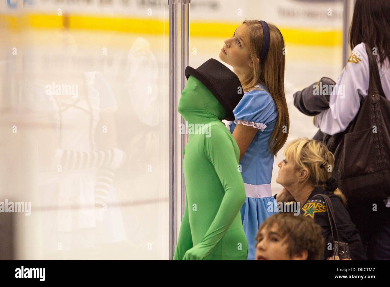 29 octobre 2011 - Dallas, Texas, US - Fans habillés en costumes d'Halloween avant le match entre les Stars de Dallas et New Jersey Devils. (Crédit Image : © Andrew Dieb/ZUMAPRESS.com)/Southcreek Banque D'Images