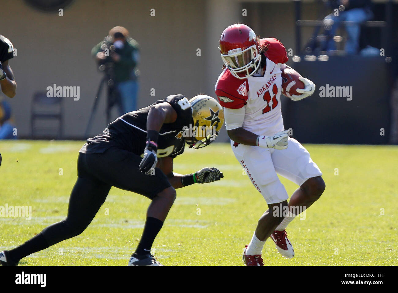 29 octobre 2011 - Nashville, Tennessee, États-Unis - Arkansas Cobi Hamilton wide receiver Craftsman aspirateur avale-tout (11) avec une réception. Le plomb Vanderbilt Commodores Craftsman aspirateur avale de l'Arkansas à la mi-temps 21 - 14 stade Vanderbilt à Nashville, TN (crédit Image : © Allan Wagner/Southcreek/ZUMAPRESS.com) Banque D'Images