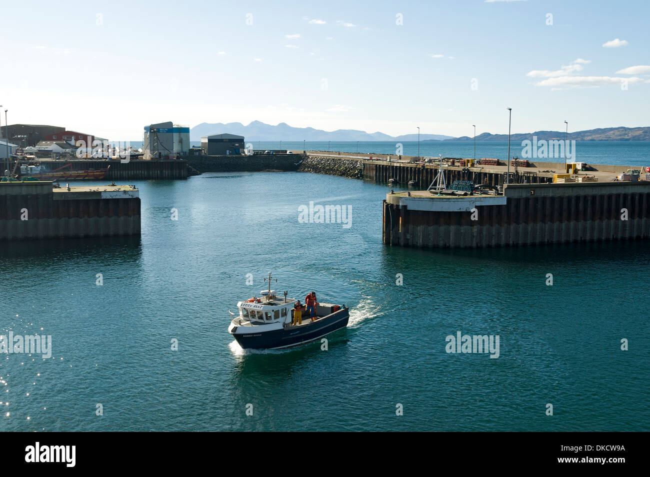 Le port de Mallaig Armadale (Skye) le ferry, région des Highlands, Ecosse, Royaume-Uni. L'île de Rum dans la distance. Banque D'Images
