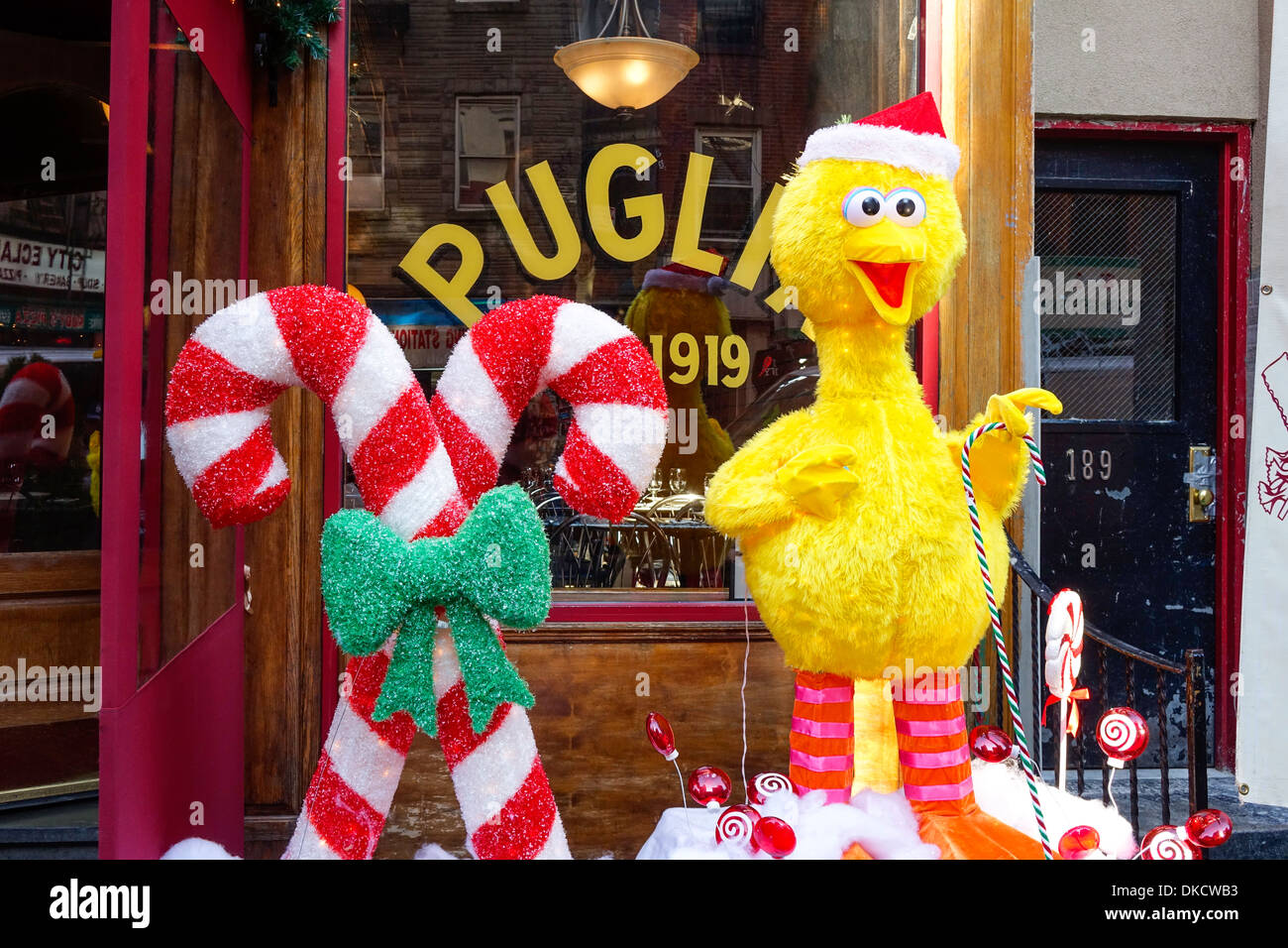 Des cannes de bonbon et grand oiseau en face de Puglio's restaurant in NYC Banque D'Images