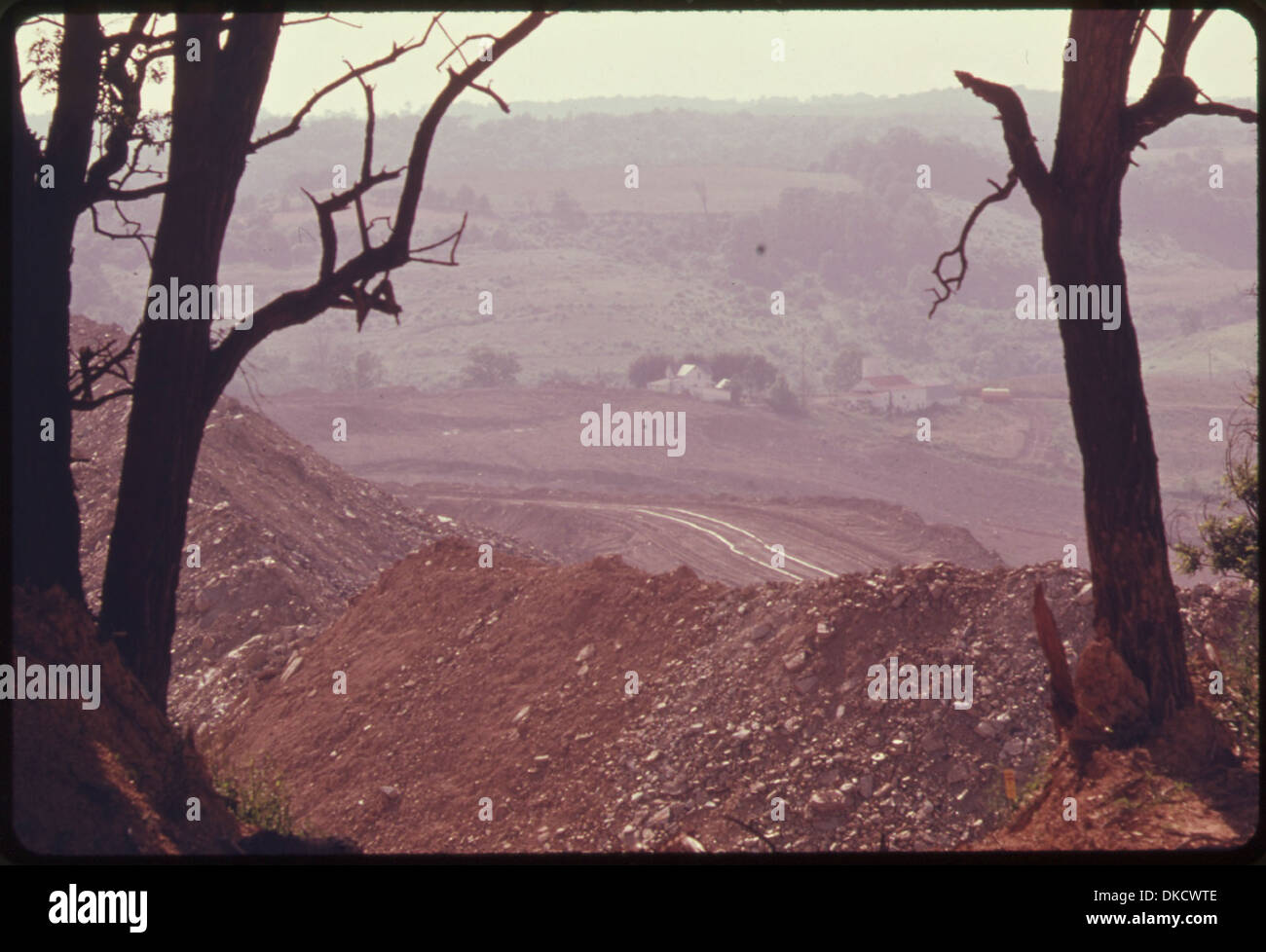 Cette image montre des terres minées à ciel ouvert adjacentes à des terres agricoles près de l'intersection de la route 5E800 et de l'Interstate 70 à Morristown, Ohio. La photographie contraste l’impact industriel de l’exploitation minière avec le paysage agricole de la région. Banque D'Images