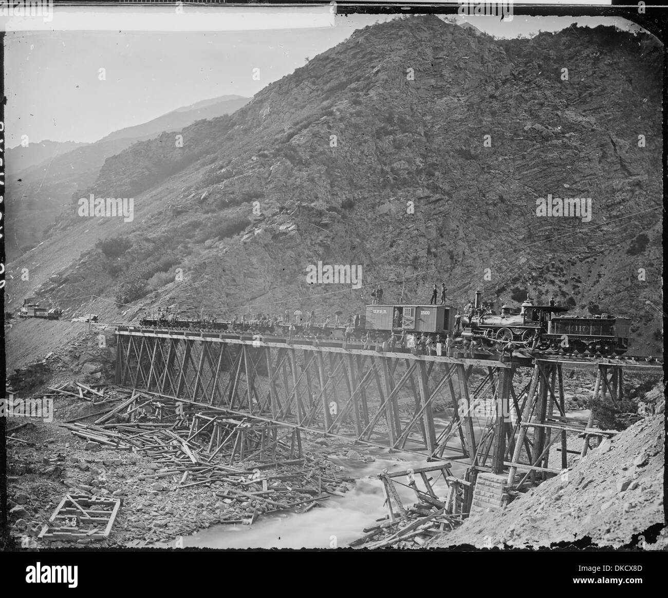 Le pont Devil's Gate dans le comté de Summit, dans l'Utah, tel que représenté sur cette photographie, montre l'emblématique structure en arc de pierre enjambant une formation naturelle, un point de repère connu dans la région. Banque D'Images