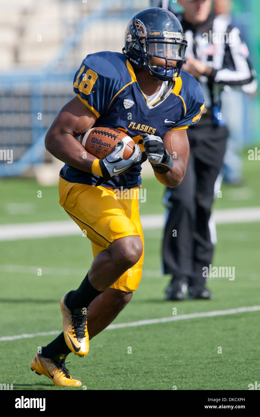 29 octobre 2011 - Kent, Ohio, États-Unis - Kent State kick returner Sam Kirkland (18) renvoie une kickoff contre Bowling Green. La Kent State Golden Flashes défait les Falcons de Bowling Green 27-15 au stade Dix à Kent, Ohio. (Crédit Image : © Frank Jansky/ZUMAPRESS.com)/Southcreek Banque D'Images