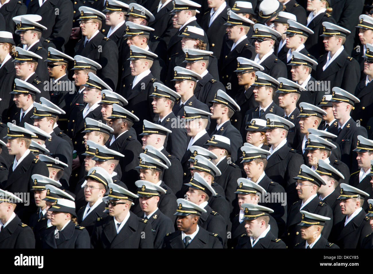 29 octobre 2011 - South Bend, Indiana, États-Unis - aspirants de l'Académie de la Marine au cours de NCAA football match entre Notre Dame et de la Marine. La Cathédrale Notre Dame Fighting Irish défait les aspirants de marine 56-14 en match au stade Notre-dame à South Bend, Indiana. (Crédit Image : © John Mersits/ZUMAPRESS.com)/Southcreek Banque D'Images