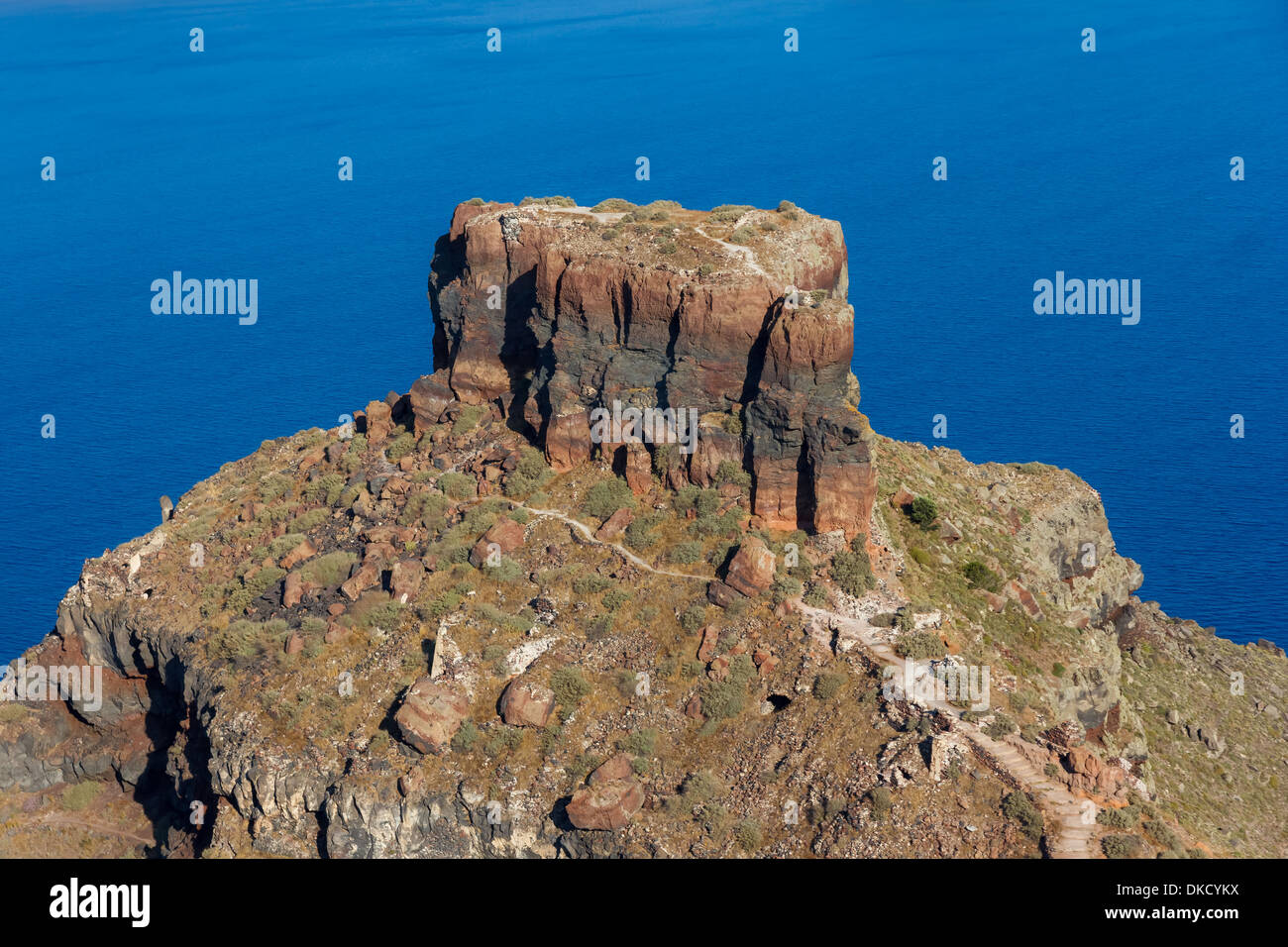 Skaros rock à Santorin contre la mer bleue en arrière-plan Banque D'Images