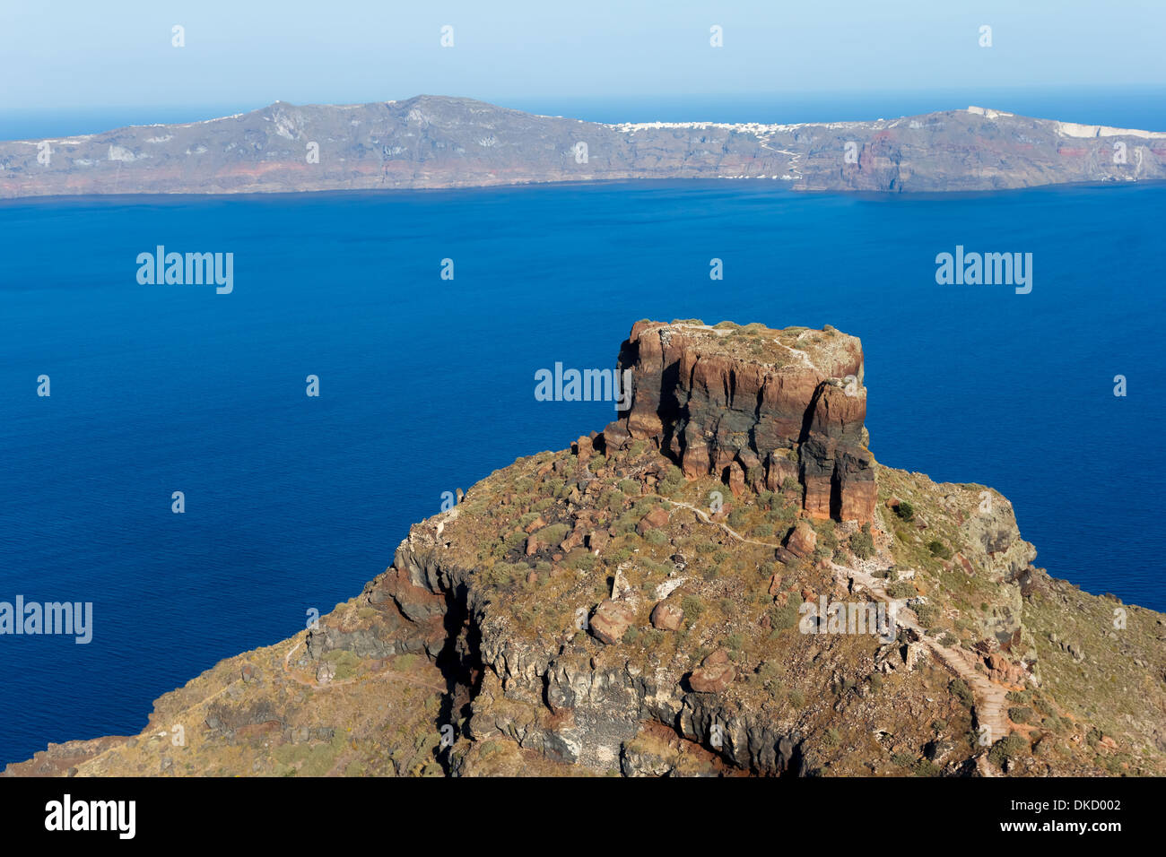Skaros rock à Santorin contre la mer bleue en arrière-plan Banque D'Images