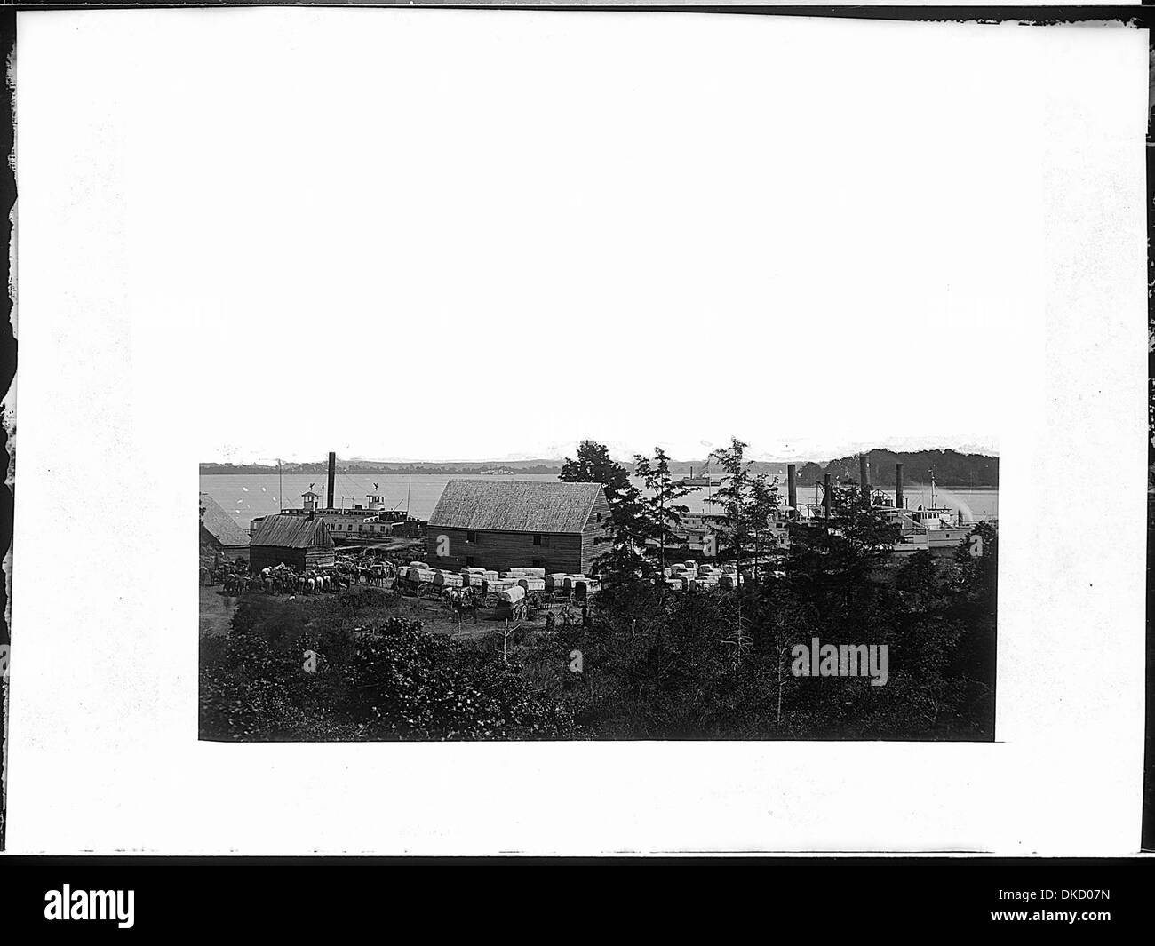 Transports se déplaçant le long du fleuve Potomac près de Jones point, probablement liés au commerce fluvial ou à l'activité militaire dans la région. Banque D'Images