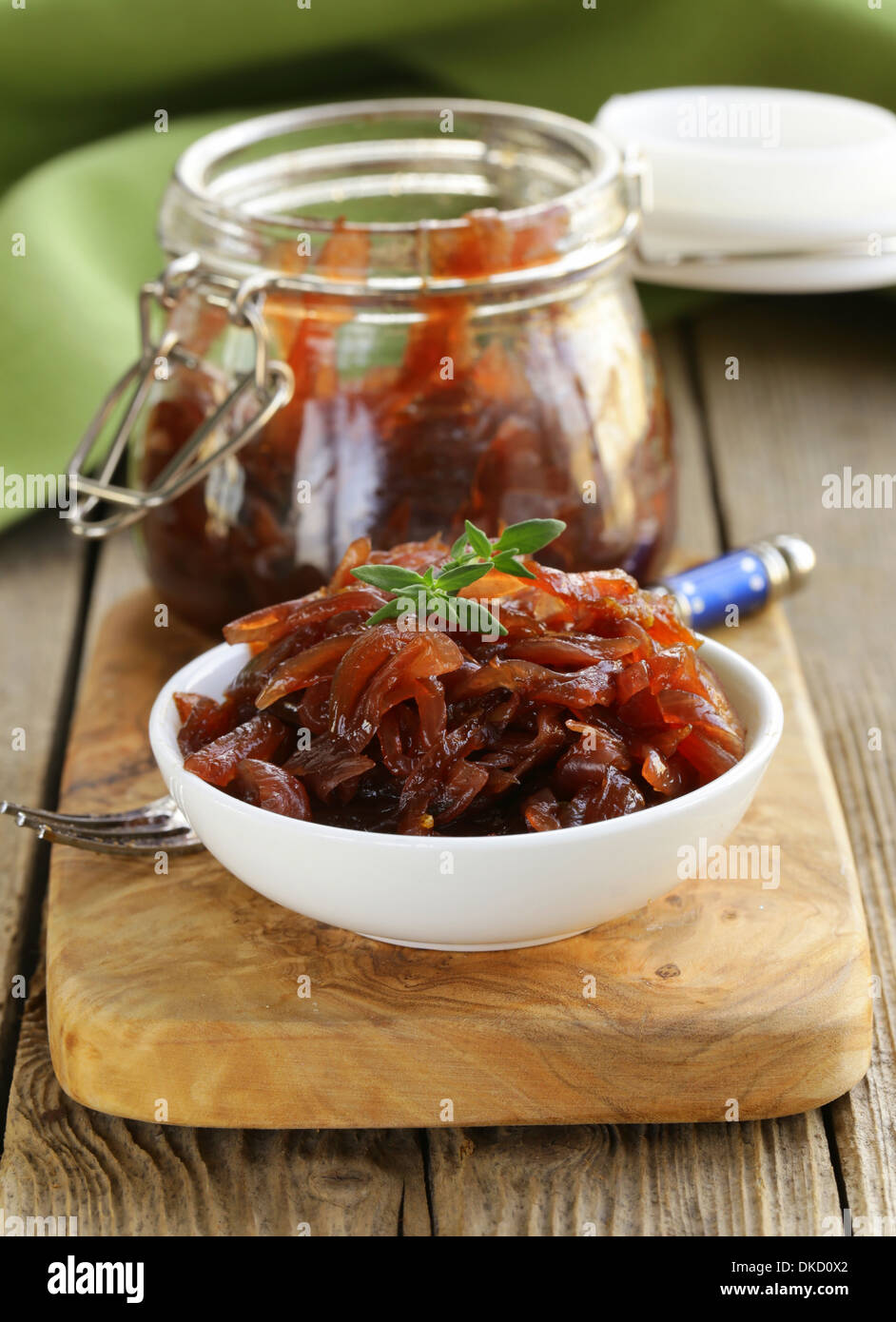 Confiture d'oignon rouge au thym cuisine Française Banque D'Images