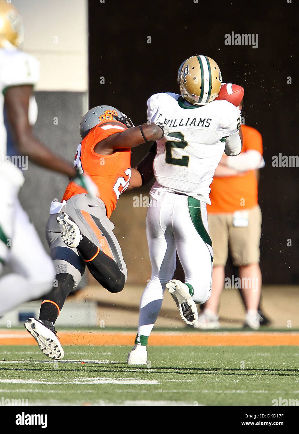 29 octobre 2011 - Stillwater, Oklahoma, United States of America - Baylor Bears wide receiver Terrance Williams (2) et l'Oklahoma State Cowboys coffre Deion Imade (28) en action pendant le match entre l'Ours et le Baylor Oklahoma State Cowboys au Boone Pickens Stadium à Stillwater, OK. Oklahoma State bat Baylor 59 à 24. (Crédit Image : © Dan Wozniak/Southcreek/ZUMAPRESS Banque D'Images