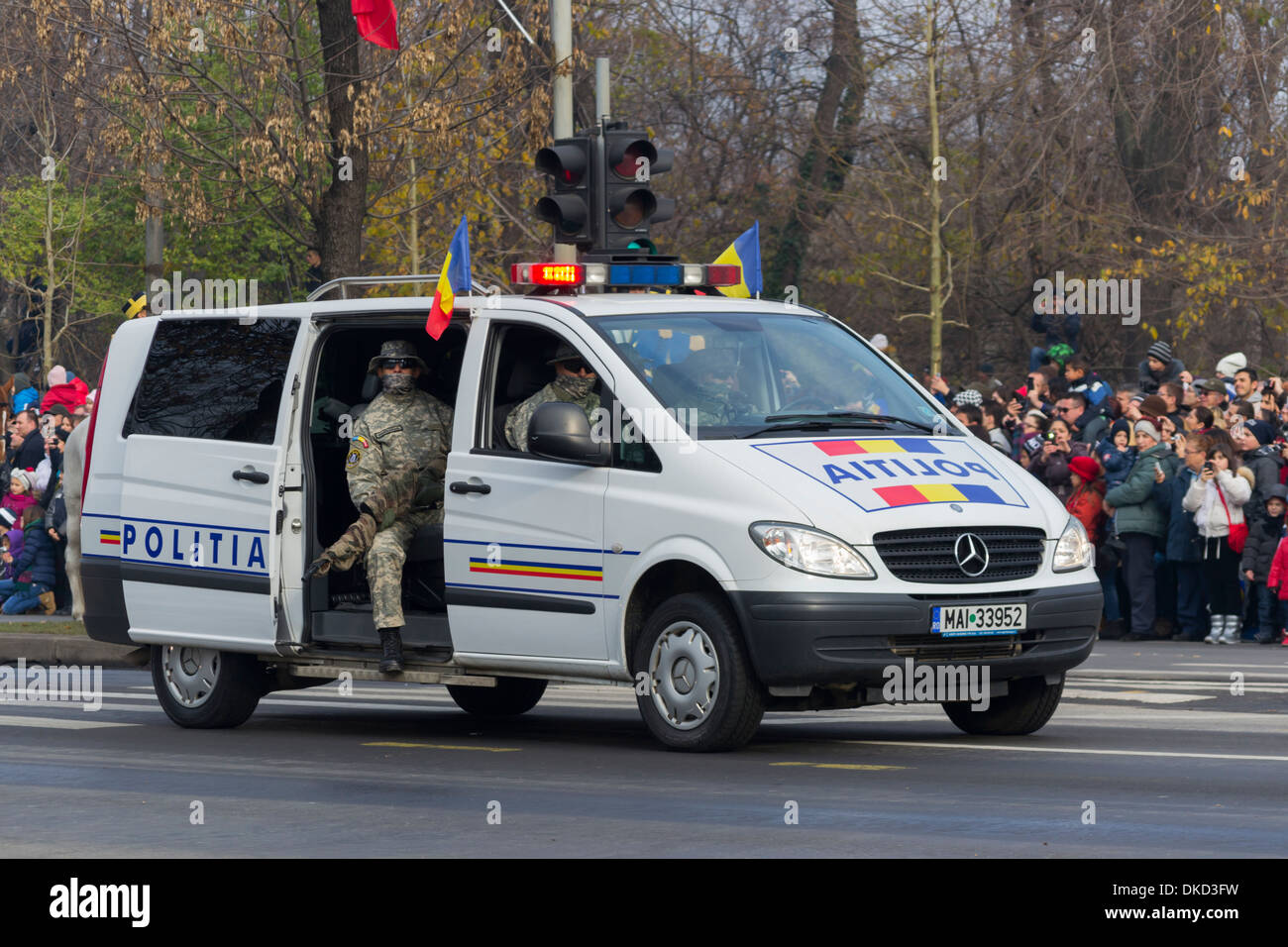 Les forces spéciales de la police roumaine (SIIAS), partie de l'Atlas du groupe spécial de la police, dans une Mercedes Vito - parade le 1er décembre Banque D'Images