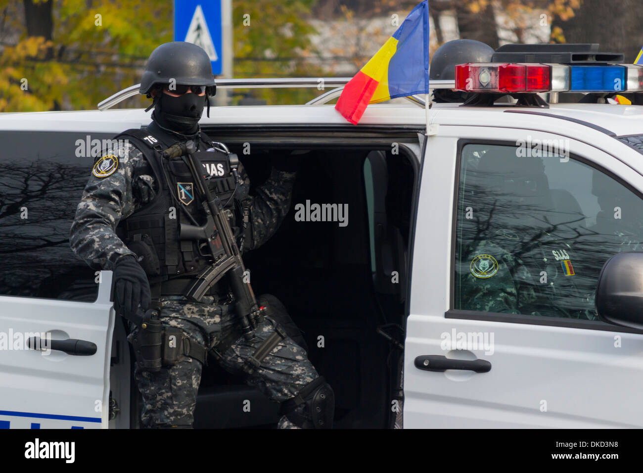 Les forces spéciales de la police roumaine (SIIAS), partie de l'Atlas du groupe spécial de la police, dans une Mercedes Vito - parade le 1er décembre Banque D'Images