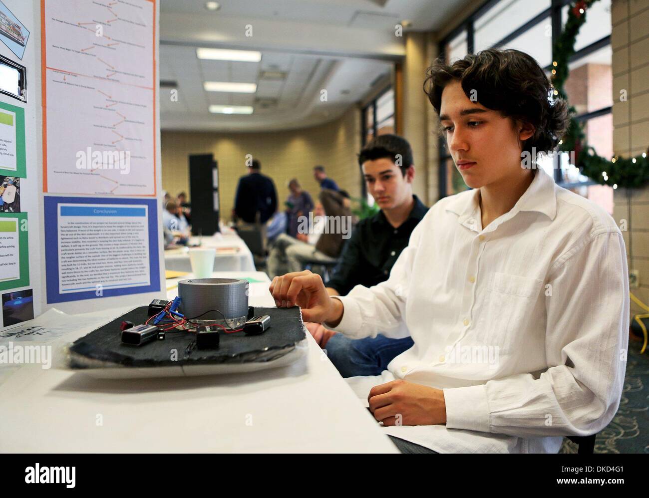 4 décembre 2013 - États-Unis - décembre 4, 2013 - (les noms cq avait de gauche à droite) Michael Burke, 16 ans, (retour) montres camarade Boris Mesits, 15, comme il l'exploite leur projet, ''Miniature aéroglisseur sans pilote, '' au cours de la bataille de l'intelligence la science dans le Grand Hall à Germantown mercredi après-midi. ''Cette conception réussit car c'est la plus design organisé. C'est le plus durable, '' dit le Mesits d'aéroglisseurs multiples lui et son équipe à l'essai. Le Houston High School a collaboré avec sophomores camarades Reece Crosby, 16 ans, et Ali Elahi, 16. Ils étaient parmi les 88 étudiants de Houst Banque D'Images