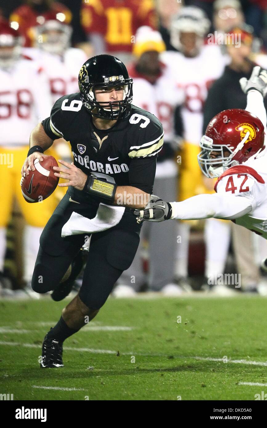 4 novembre 2011 - Boulder, Colorado, États-Unis - Colorado Buffaloes quarterback Tyler Hansen (9) s'éloigne de l'USC Trojans défensive fin Devon Kennard (42) au cours du premier trimestre. La moitié de l'USC mène 28-10. Les Colorado Buffaloes l'hôte de la Californie du sud de Troie à Folsom Field à Boulder, CO. (crédit Image : © Isaiah Downing/Southcreek/ZUMApress.com) Banque D'Images