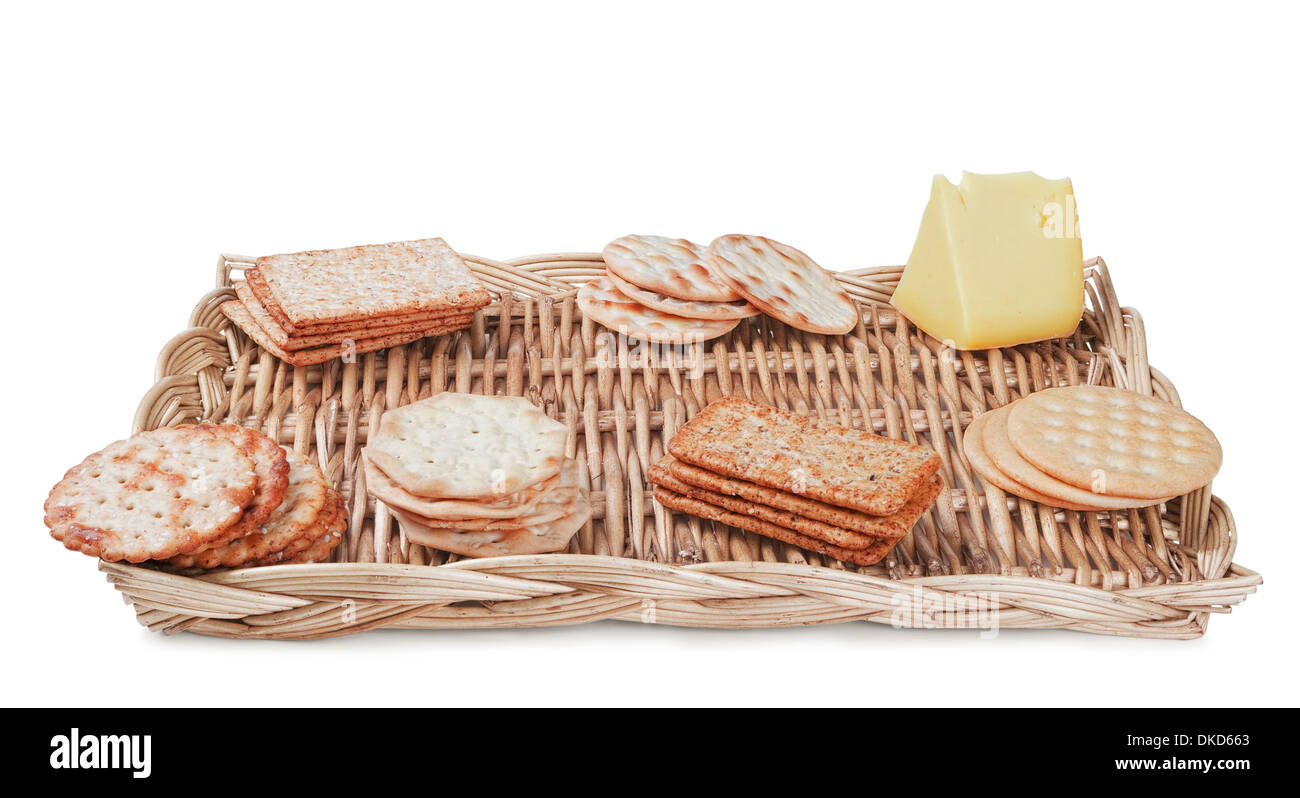 Certains des craquelins et du fromage sur la plaque en osier isolé sur fond blanc Banque D'Images