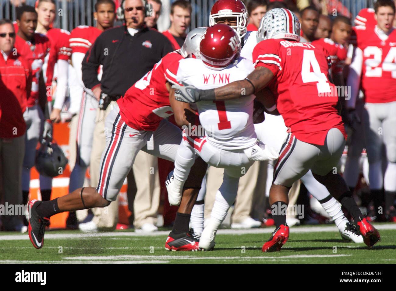 Le 5 novembre 2011 - Columbus, Ohio, États-Unis - Indiana Hoosiers wide receiver Shane Wynn (1) est touché par la Ohio State Buckeyes arrière défensif C.J. Barnett (4) et de l'Ohio State Buckeyes arrière défensif Bradley Roby (25) après une réception au deuxième trimestre du jeu entre l'Indiana et Ohio State à l'Ohio Stadium, Columbus, Ohio. Ohio State a battu Indiana 34-20. (Crédit Image : © Scott Stuart/S Banque D'Images