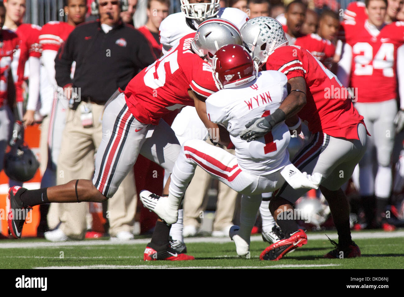 Le 5 novembre 2011 - Columbus, Ohio, États-Unis - Indiana Hoosiers wide receiver Shane Wynn (1) est abordé après un passage par la Ohio State Buckeyes arrière défensif C.J. Barnett (4) et de l'Ohio State Buckeyes arrière défensif Bradley Roby (25) au deuxième trimestre du jeu entre l'Indiana et Ohio State à l'Ohio Stadium, Columbus, Ohio. Ohio State a battu Indiana 34-20. (Crédit Image : © Scott Stuart/SO Banque D'Images
