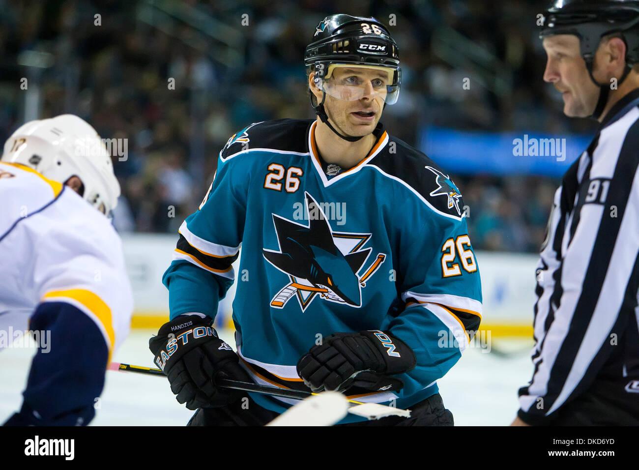 Le 5 novembre, 2011 - San Jose, Californie, États-Unis - San Jose Sharks avant Michal Handzus (26) parle à l'arbitre pendant le match de hockey entre les Predators de Nashville et les Sharks de San Jose à San Jose, CA.Les requins prédateurs défait le 4-3. (Crédit Image : © Damon/ZUMAPRESS.com) Tarver/Southcreek Banque D'Images