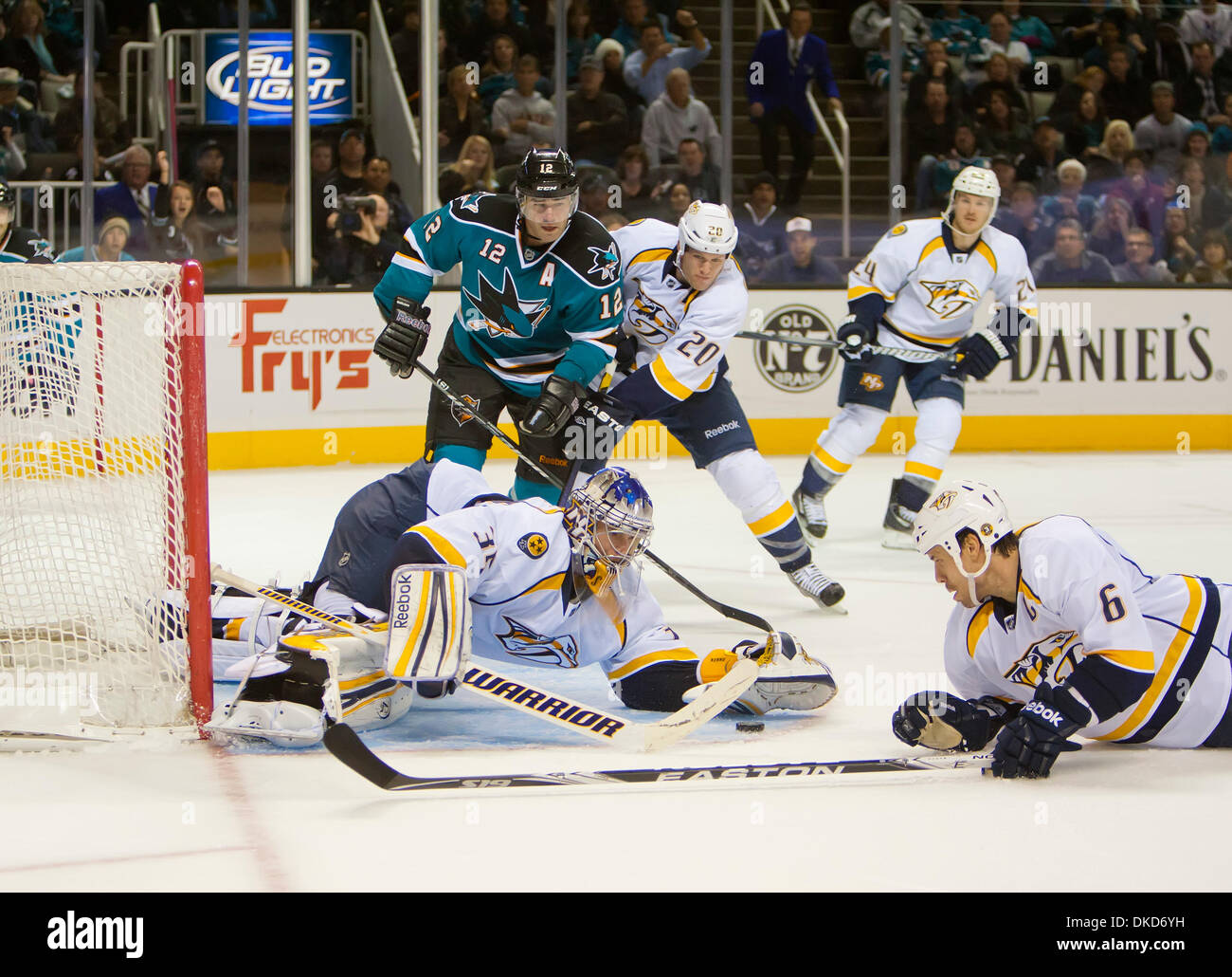 Le 5 novembre, 2011 - San Jose, Californie, États-Unis - Nashville Pekka Rinne gardien (35) fait une sauvegarde au cours de la match de hockey entre les Predators de Nashville et les Sharks de San Jose à San Jose, CA.Les requins prédateurs défait le 4-3. (Crédit Image : © Damon/ZUMAPRESS.com) Tarver/Southcreek Banque D'Images