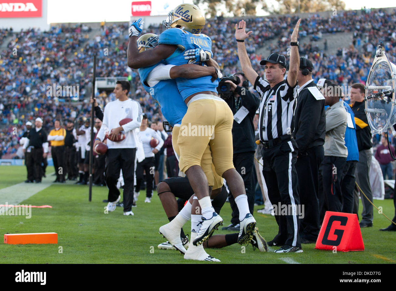 Le 5 novembre 2011 - Pasadena, Californie, États-Unis - UCLA Bruins receveur Shaquelle Evans # 19 UCLA Bruins et Johnathan running back Franklin # 23 célébrer un touché lors de la NCAA Football match entre l'Arizona State Sun Devils et l'UCLA Bruins au Rose Bowl. UCLA a ensuite battu les Sun Devils avec un score final de 29-28. (Crédit Image : © Brandon/ZUMAPRE Parry/Southcreek Banque D'Images