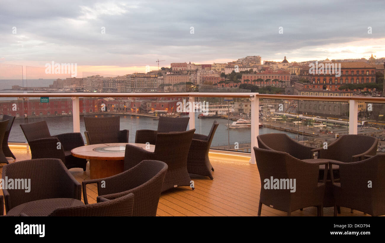 Vue de Naples comme vu à partir de la silhouette Celebrity Cruise bateau amarré au port, de l'Italie. Banque D'Images