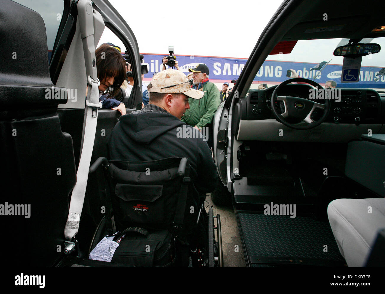 6 novembre 2011 - Fort Worth, Texas, USA - 6 novembre 2011. Fort Worth, Texas, USA. Le Cpl. Kenneth Kalish de Tomball entre dans le camion qui lui ont été données par les personnes à mobilité Patriot Fonds avant la NASCAR Sprint Cup Series Texas 500 AAA à la Texas Motor Speedway à Fort Worth, Texas. (Crédit Image : © Ralph Lauer/ZUMAPRESS.com) Banque D'Images