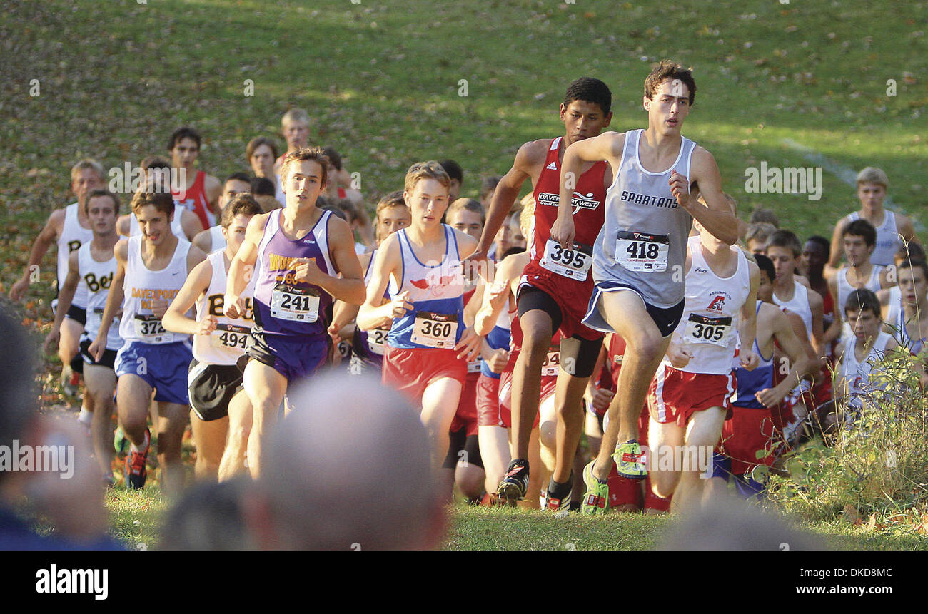 13 octobre 2011 - Long Grove, Iowa, États-Unis - Pleasant Valley's Caleb Drake mène le pack autour du deuxième tour pendant le MAC garçons cross country réunira à Scott County Park. (Crédit Image : © John Schultz/Quad-City Times/ZUMAPRESS.com) Banque D'Images