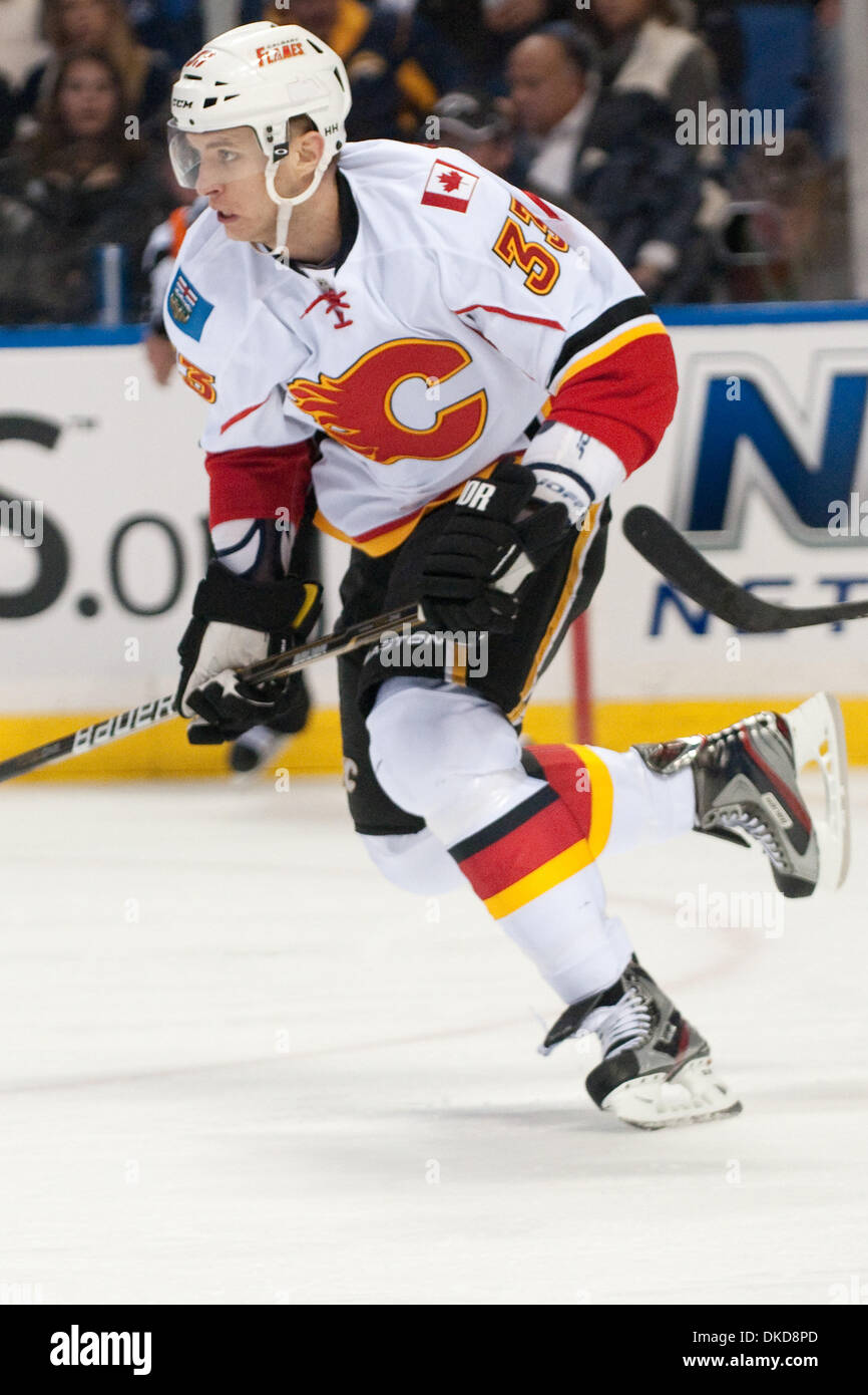 4 novembre 2011 - Buffalo, New York, États-Unis - le défenseur des Flames de Calgary Anton Babchuk (# 33) en action au cours d'un match contre les Sabres de Buffalo au First Niagara Center. Buffalo a gagné le match 2-1. (Crédit Image : © Mark/ZUMAPRESS.com) Konezny/Southcreek Banque D'Images