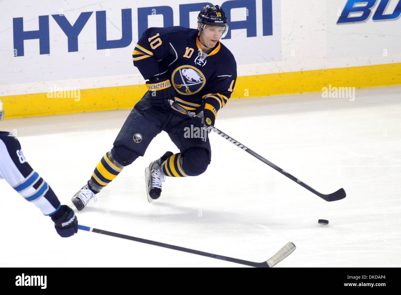 8 novembre 2011 - Buffalo, New York, États-Unis - le défenseur Christian Ehrhoff Buffalo Sabres (10) s'arrête pour la rondelle tout en essayant d'effacer la zone de sabres en troisième période contre les Jets de Winnipeg au first Niagara Center à Buffalo, New York. Buffalo défait Winnipeg 6-5 en prolongation. (Crédit Image : © Michael Johnson/Southcreek/ZUMAPRESS.com) Banque D'Images