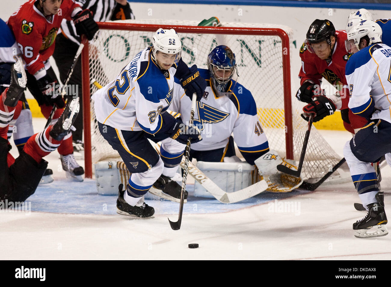 8 novembre 2011 - Saint Louis, Missouri, États-Unis - le défenseur des Blues de Saint-Louis Kevin Shattenkirk (22) efface la rondelle d'en face du but pendant une partie de la LNH entre les Blackhawks de Chicago et les Blues de Saint-Louis au Scottrade Center à Saint Louis, Missouri. Les Blues de Saint-Louis a défait les Blackhawks de Chicago 3-0. (Crédit Image : © Scott Kane/Southcreek/ZUMAPRESS.com) Banque D'Images