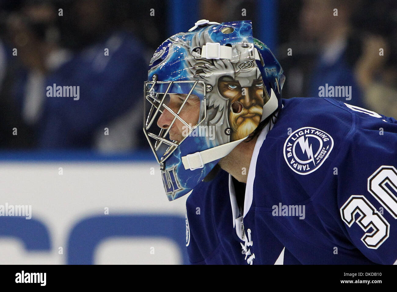 9 novembre 2011 - Tampa, Floride, États-Unis - le Lightning de Tampa Bay le gardien Dwayne Roloson (30) au cours de la période 1 d'un match de hockey entre les Flyers de Philadelphie et le Lightning de Tampa Bay. (Crédit Image : © Don Montague/Southcreek/ZUMAPRESS.com) Banque D'Images