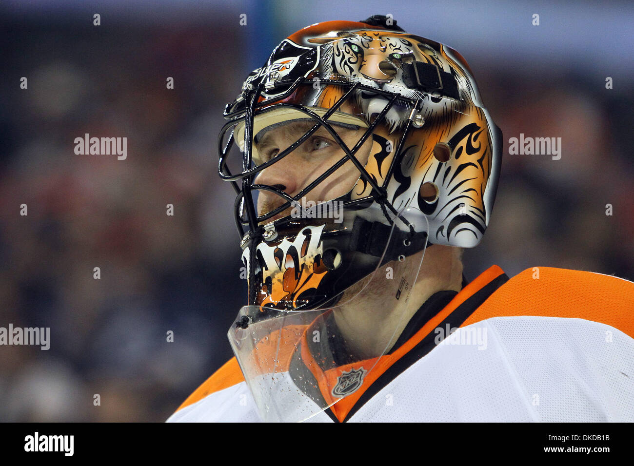 9 novembre 2011 - Tampa, Floride, États-Unis - le Lightning de Tampa Bay le gardien Dwayne Roloson (30) au cours de la période 2 d'un match de hockey entre les Flyers de Philadelphie et le Lightning de Tampa Bay. (Crédit Image : © Don Montague/Southcreek/ZUMAPRESS.com) Banque D'Images