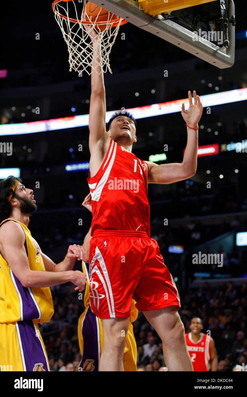 Déc 16, 2006 ; Los Angeles, CA, USA ; des Houston Rockets Yao Ming # 11 se soit abattu lors d'un match de basket contre les Lakers de Los Angeles à Los Angeles, vendredi, 15 décembre 2006. Kobe Bryant a marqué 53 points, les Lakers ont remporté en double-heures supplémentaires, 112-101. Crédit obligatoire : Photo par Ringo Chiu/ZUMA Press. (©) Copyright 2006 par Ringo Chiu Banque D'Images