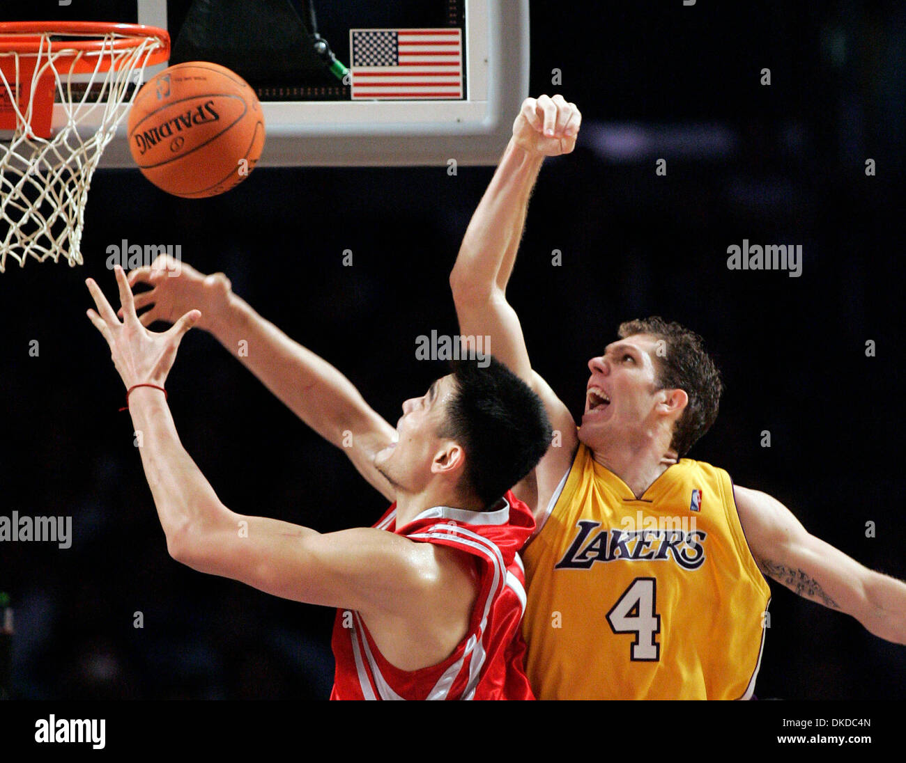 Déc 16, 2006 ; Los Angeles, CA, USA ; Los Angeles Lakers' LUKE WALTON # 4 va jusqu'à la balle contre Houston Rockets Yao Ming' # 11 pendant un match de basket à Los Angeles, vendredi, 15 décembre 2006. Kobe Bryant a marqué 53 points, les Lakers ont remporté en double-heures supplémentaires, 112-101. Crédit obligatoire : Photo par Ringo Chiu/ZUMA Press. (©) Copyright 2006 par Ringo Chiu Banque D'Images