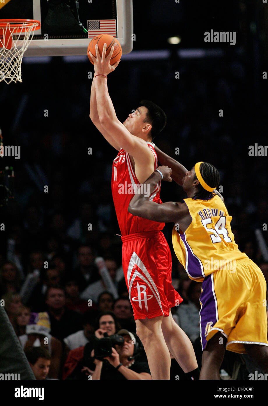 Déc 16, 2006 ; Los Angeles, CA, USA ; Yao Ming # 11 de la Houston Rockets est souillée par Los Angeles Lakers KWAME BROWN # 54' au cours d'un match de basket-ball à Los Angeles, vendredi, 15 décembre 2006. Kobe Bryant a marqué 53 points, les Lakers ont remporté en double-heures supplémentaires, 112-101. Crédit obligatoire : Photo par Ringo Chiu/ZUMA Press. (©) Copyright 2006 par Ringo Chiu Banque D'Images