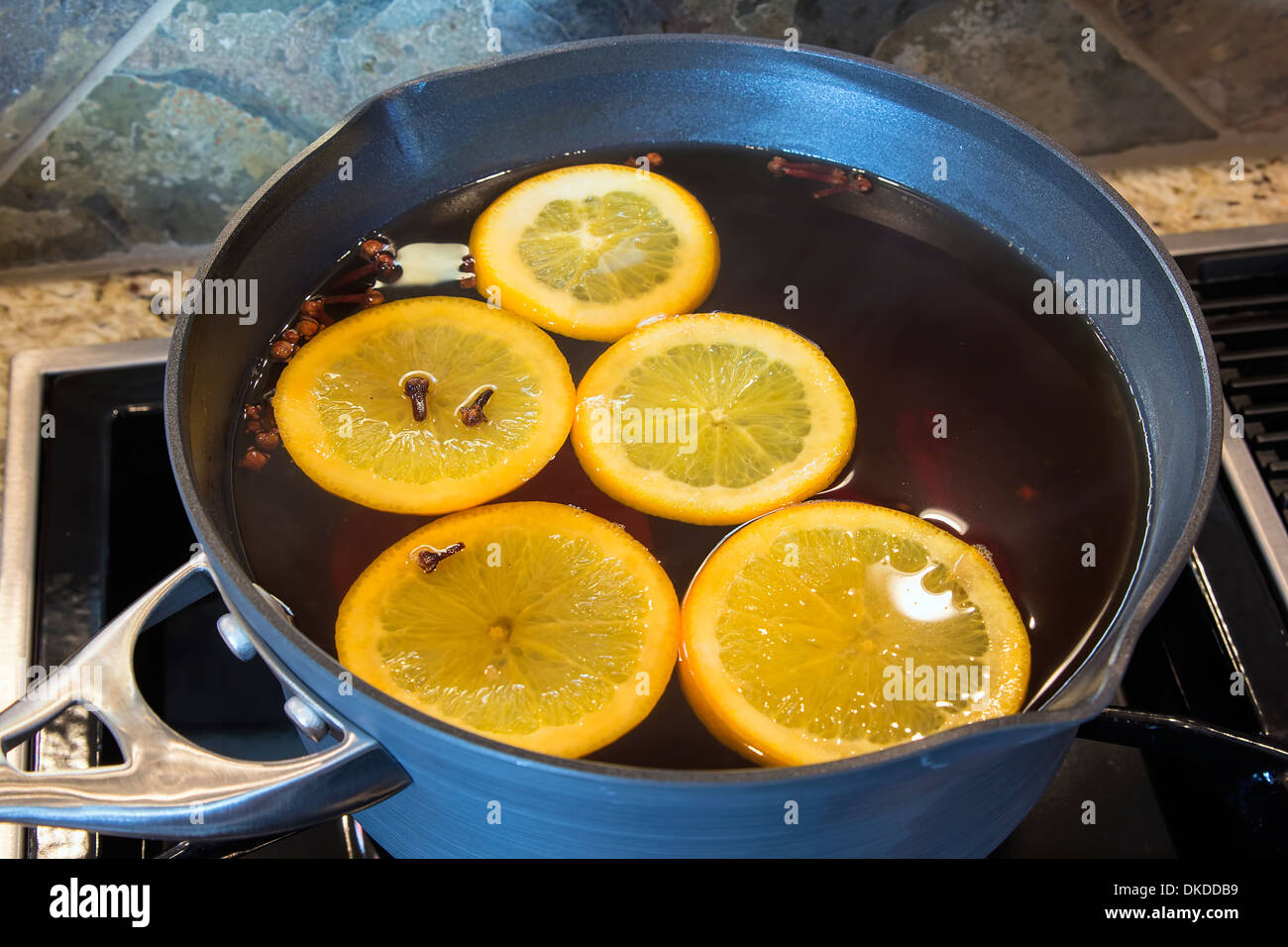 Cidre chaud avec des tranches d'Orange et de girofle Cuisine Cuisine en Pot Banque D'Images