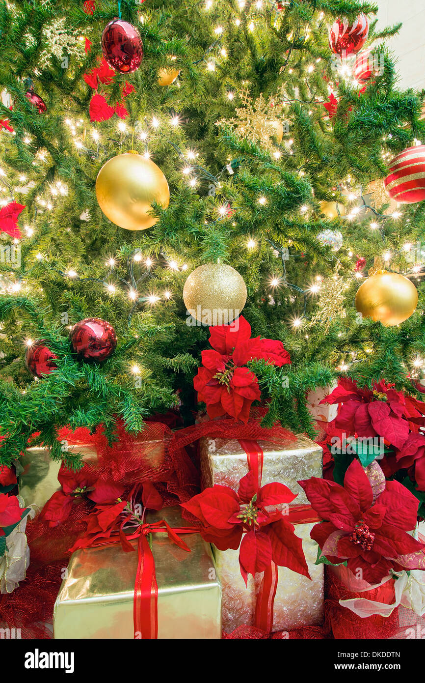 Décoration d'arbre de Noël avec des lumières de Noël et décorations rubans cadeaux sous l'arbre Banque D'Images