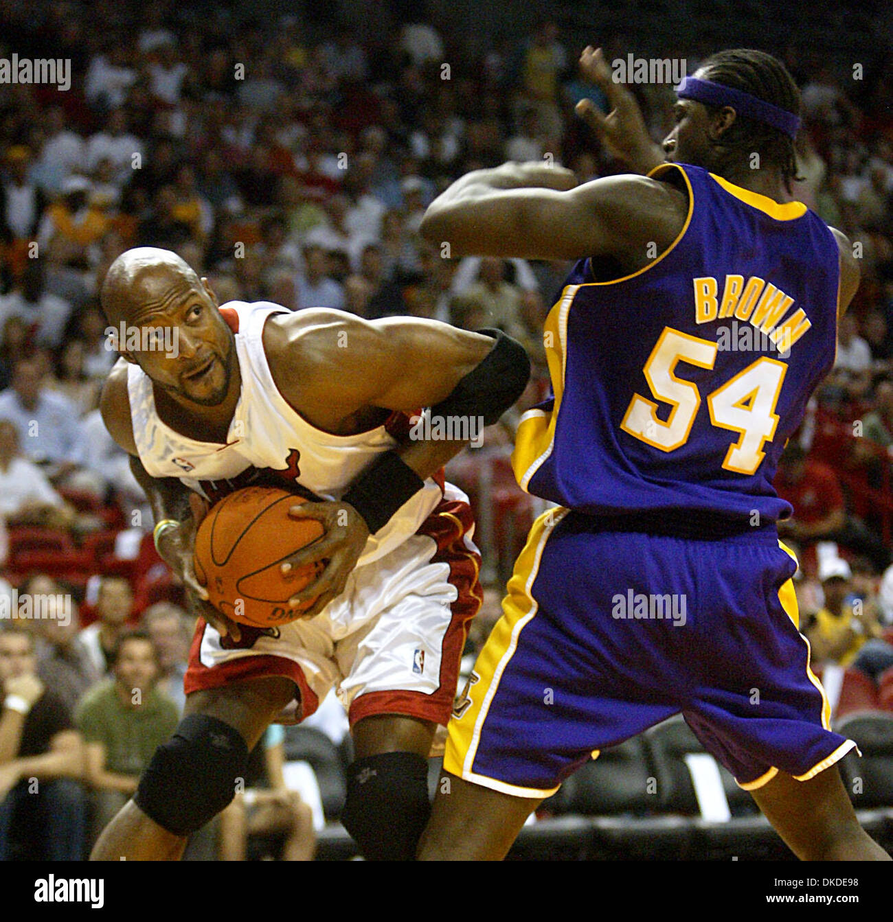 Dec 25, 2006, Miami, FL, USA ; la chaleur's Alonzo Mourning effectue un mouvement contre les Lakers' KWAME BROWN. Crédit obligatoire : Photo par Damon Higgins/Palm Beach Post/ZUMA Press. (©) Copyright 2006 par Palm Beach Post Banque D'Images