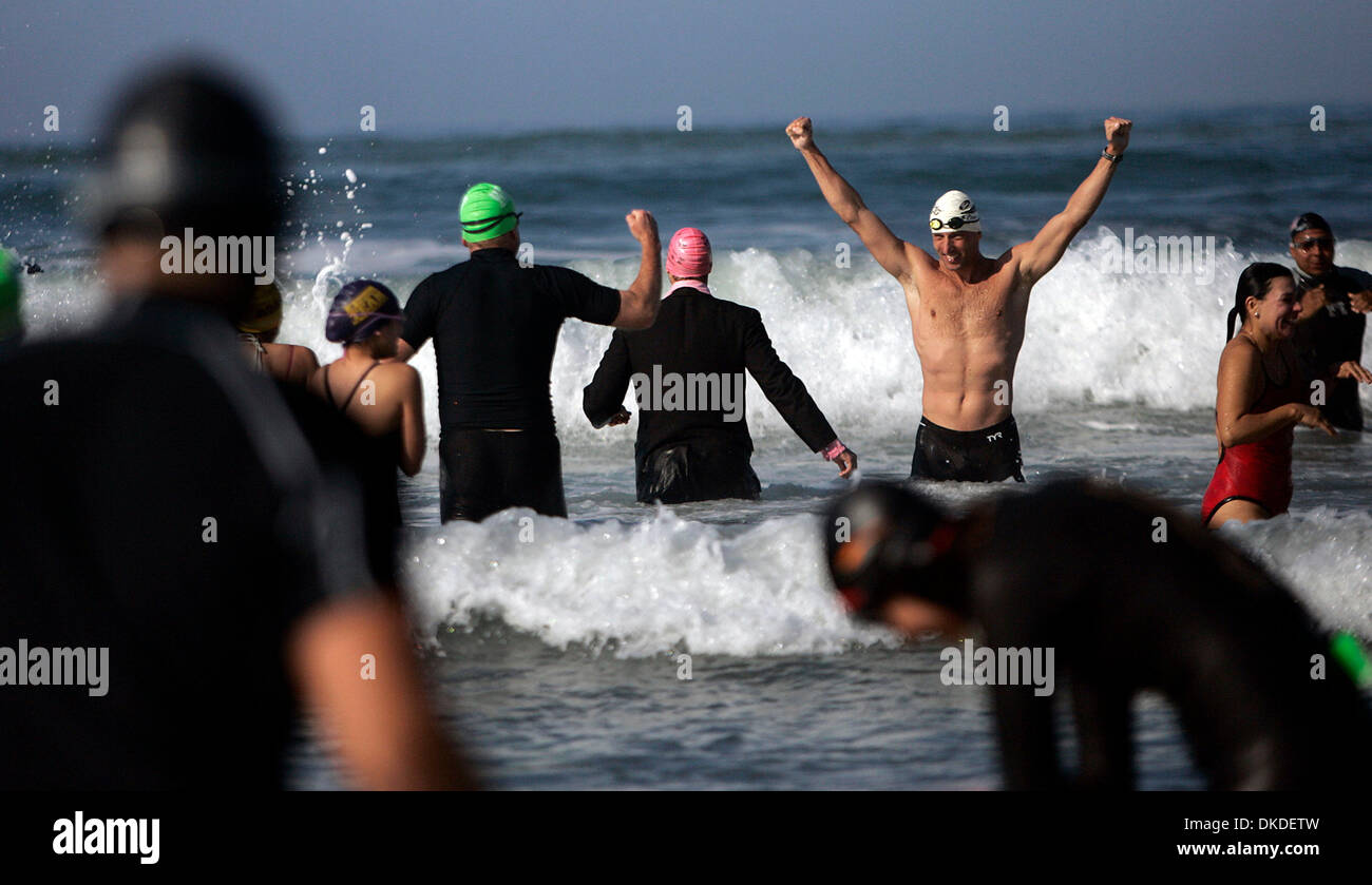 Jan 01, 2007 ; San Diego, CA, USA ; Les nageurs ont bravé le sous-60 mesure la température de l'eau à La Jolla Shores d'apporter en 2007 avec un frisson. DAVE WILCOX lève les mains dans la jubilation après avoir fait le saut. Crédit obligatoire : Photo de John Gastaldo/San Diego Union Tribune/ZUMA Press. (©) Copyright 2007 par San Diego Union Tribune Banque D'Images