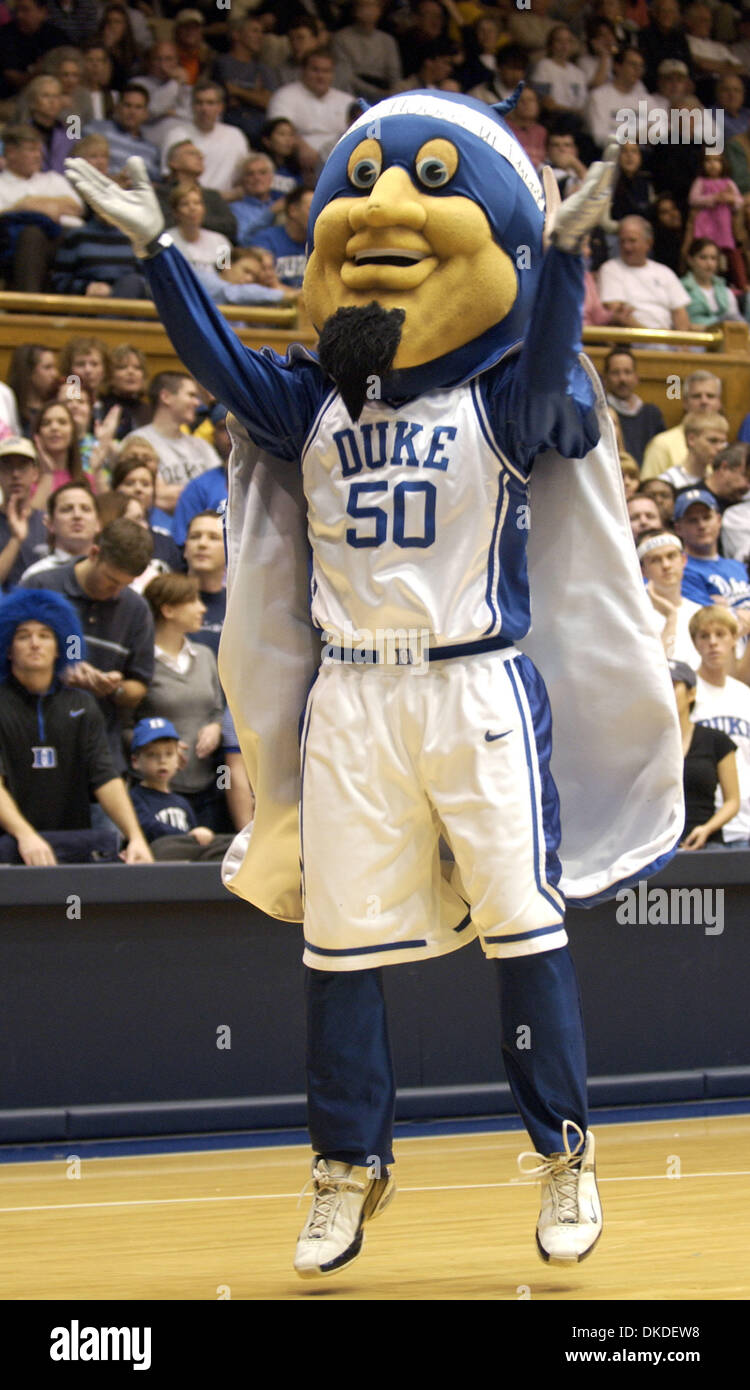 Jan 02, 2007 - Durham, NC, USA - Collège Basket-ball de NCAA Duke Blue  Devils comme mascotte de l'Université Duke Blue Devils a battu l'équipe de  basket-ball de l'Université Temple Owls 73-55