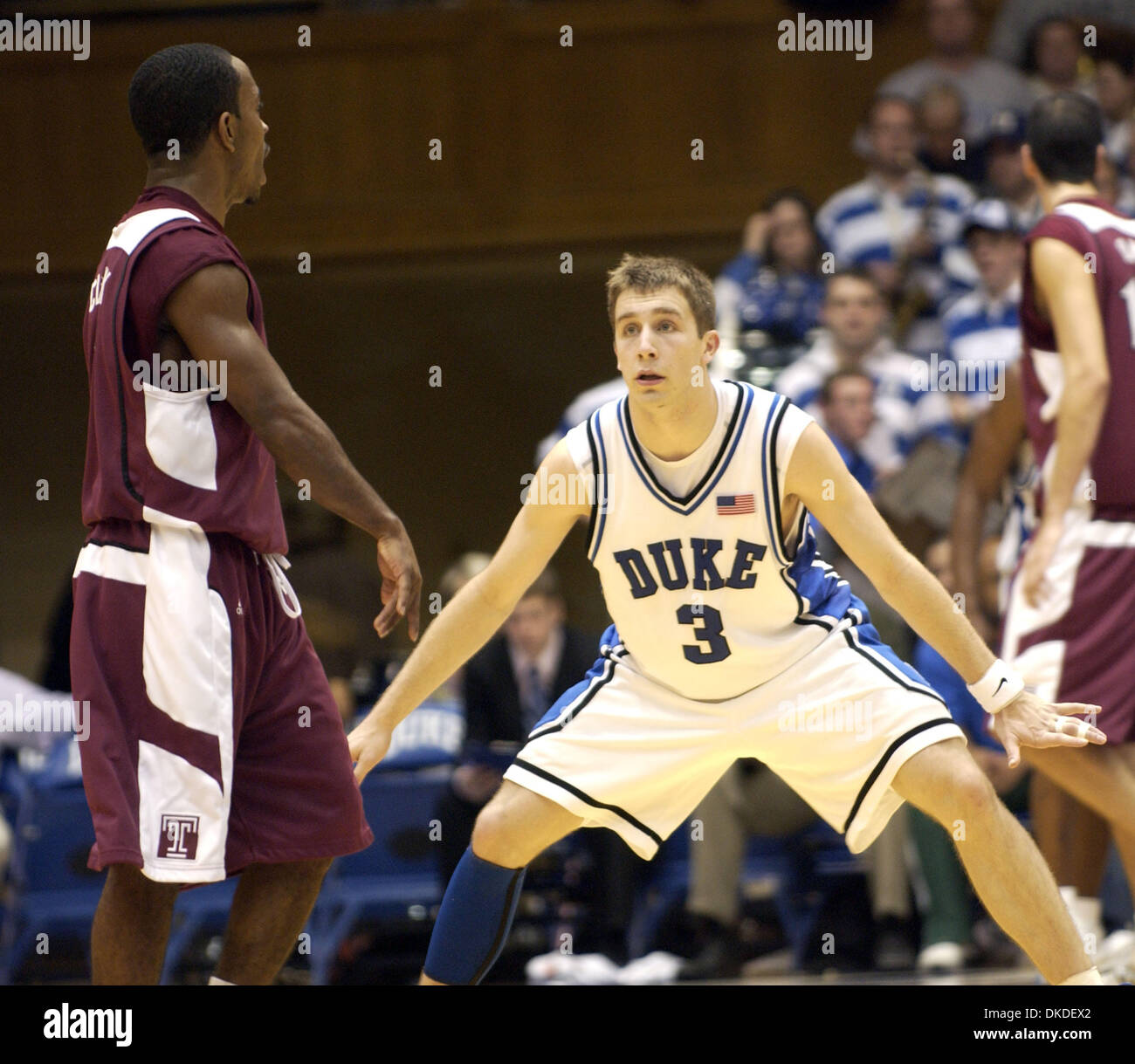 Jan 02, 2007 - Durham, NC, USA - Collège Basket-ball de NCAA Duke Blue Devils # 3 Greg Paulus guards Temple Owls # 1 Chris Clark comme l'Université Duke Blue Devils battre l'équipe de basket-ball de l'Université Temple Owls 73-55 comme ils ont joué à Cameron Indoor Stadium situé dans le campus de l'Université Duke de Durham. Banque D'Images