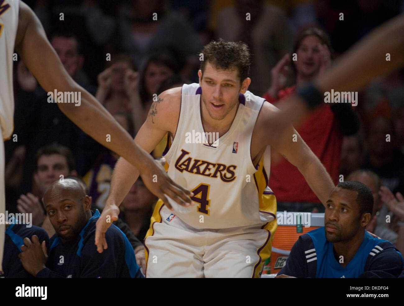 Jan 07, 2007 - Los Angeles, CA, USA - Los Angeles Lakers' LUKE Walton a été aider par ses coéquipiers après avoir enregistré la balle contre Dallas Mavericks durant la seconde moitié du match au Staples Center. Los Angeles Lakers a gagné le match 101 à 98. Banque D'Images