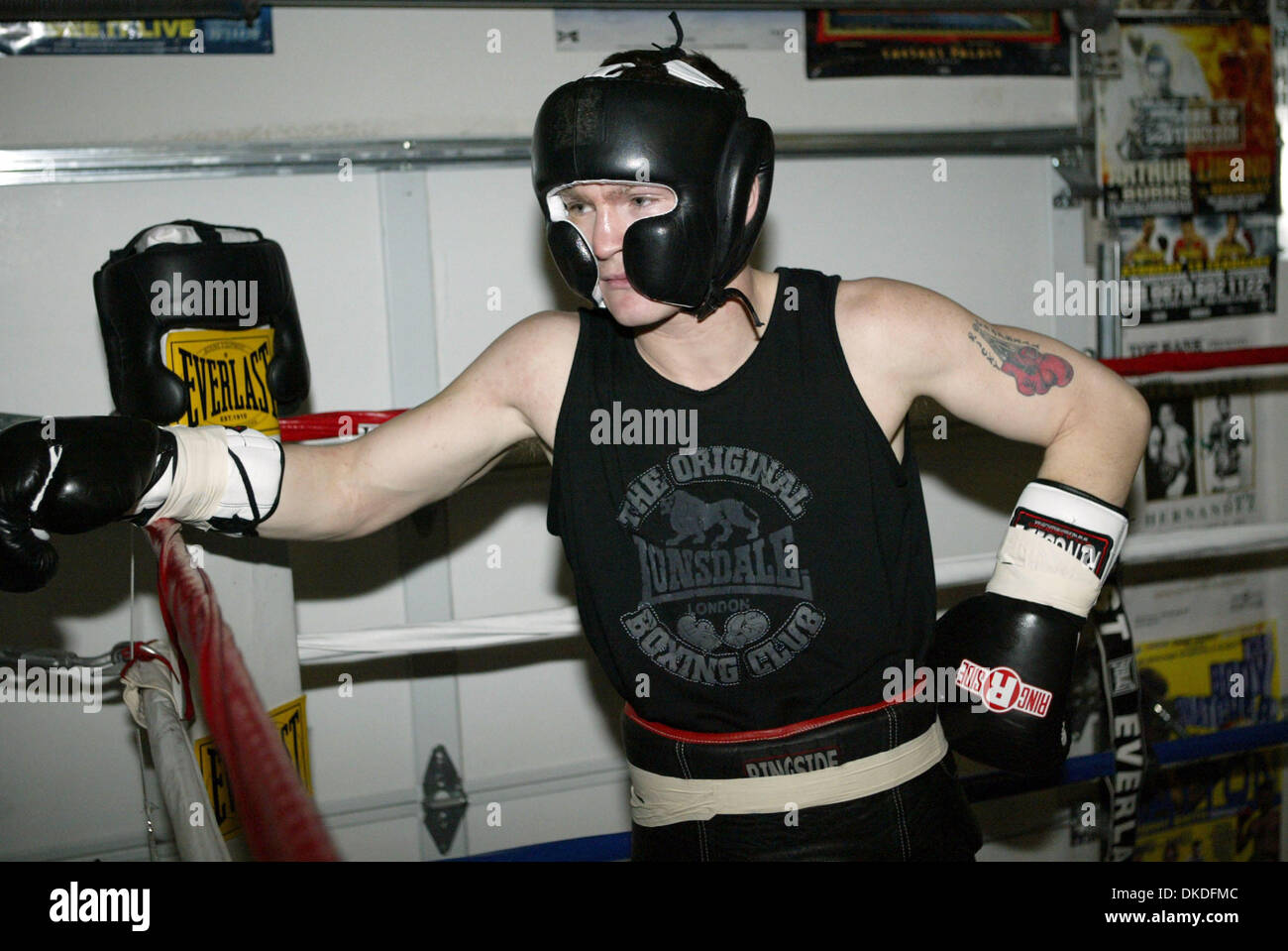 Jan 08, 2007 - Las Vegas, NV, USA - boxeur Ricky Hatton de Manchester, Angleterre arrive à Las Vegas. HATTON est la formation à Vegas pour son prochain combat pour le titre IBF Poids welter Jr contre JUAN URANGO à partir de la Colombie-Britannique, ils vont se battre à l'Hôtel Paris Hôtel & Casino sur 01-20-07. Les deux combattants sont invaincus. HATTON prend une pause entre les tours à la salle de sport MCCULLOUGH Banque D'Images