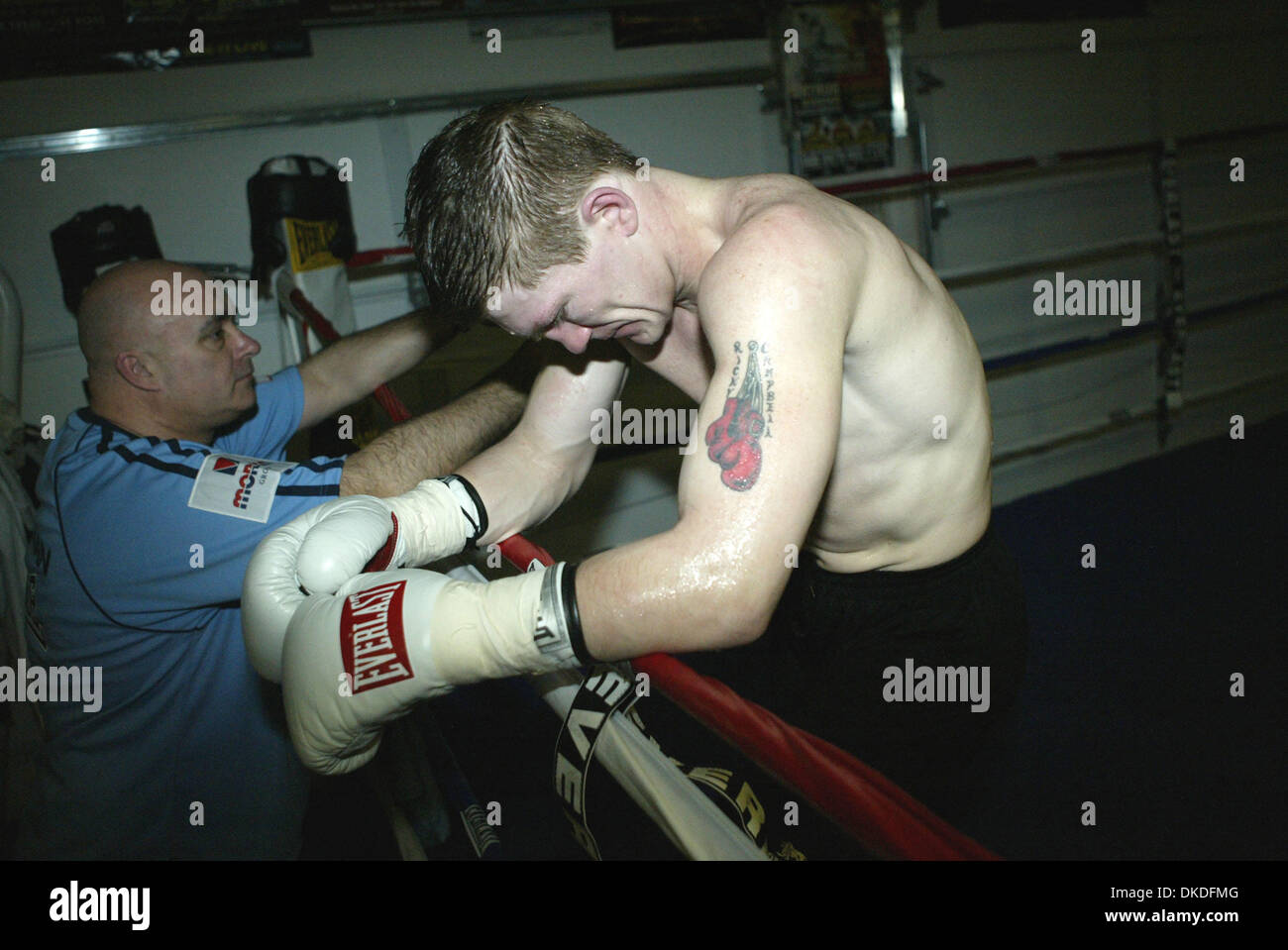 Jan 08, 2007 - Las Vegas, NV, USA - boxeur Ricky Hatton de Manchester, Angleterre arrive à Las Vegas. HATTON est la formation à Vegas pour son prochain combat pour le titre IBF Poids welter Jr contre JUAN URANGO à partir de la Colombie-Britannique, ils vont se battre à l'Hôtel Paris Hôtel & Casino sur 01-20-07. Les deux combattants sont invaincus. HATTON est la formation au sport MCCULLOUGH à Las Vegas, Nevada Banque D'Images