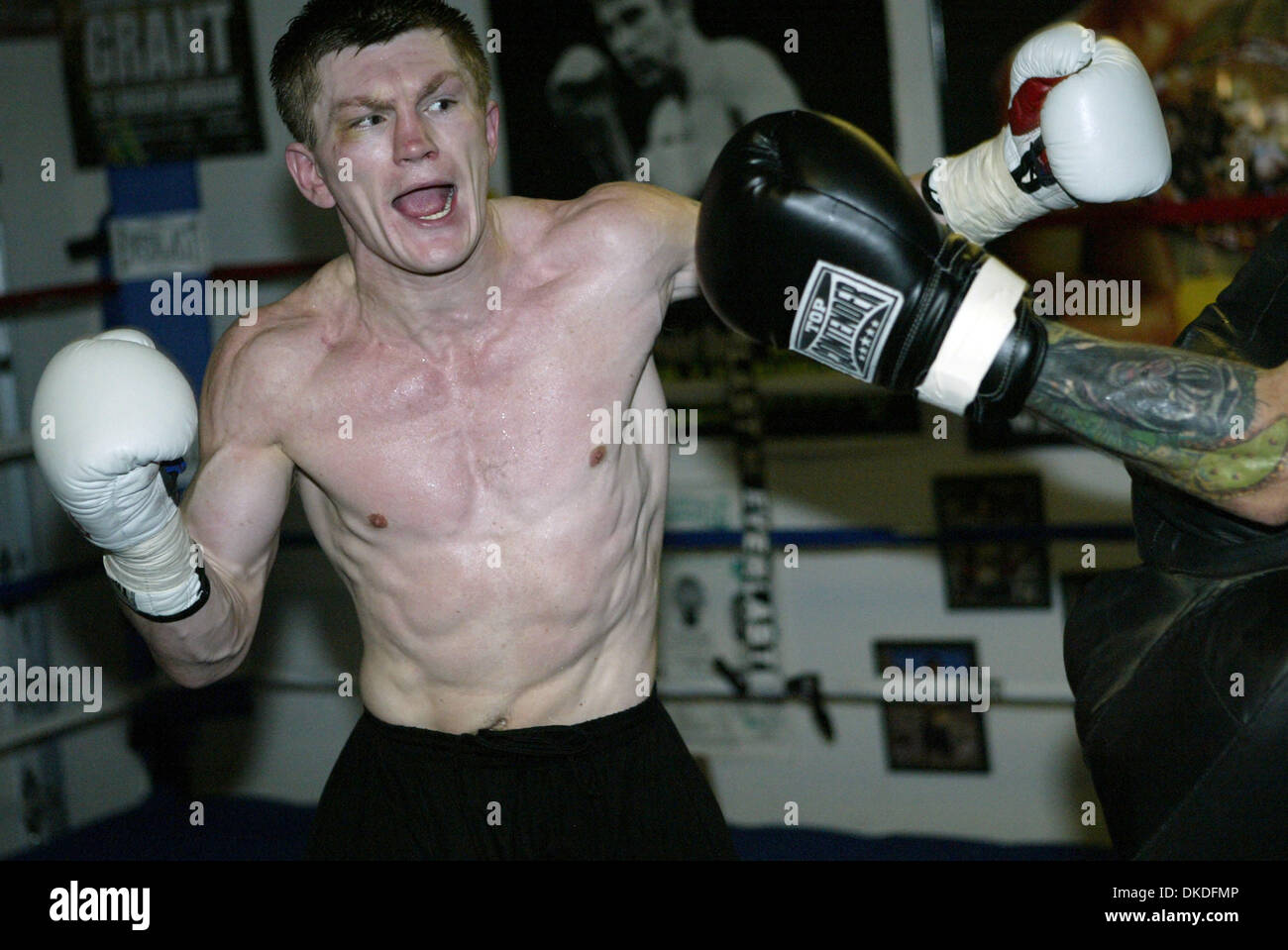 Jan 08, 2007 - Las Vegas, NV, USA - boxeur Ricky Hatton de Manchester, Angleterre arrive à Las Vegas. HATTON est la formation à Vegas pour son prochain combat pour le titre IBF Poids welter Jr contre JUAN URANGO à partir de la Colombie-Britannique, ils vont se battre à l'Hôtel Paris Hôtel & Casino sur 01-20-07. Les deux combattants sont invaincus. HATTON formation au MCCULLOUGH de sport. Banque D'Images