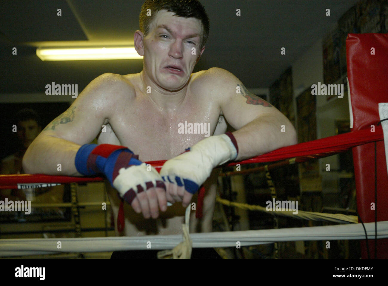 Jan 08, 2007 - Las Vegas, NV, USA - boxeur Ricky Hatton de Manchester, Angleterre arrive à Las Vegas. HATTON est la formation à Vegas pour son prochain combat pour le titre IBF Poids welter Jr contre JUAN URANGO à partir de la Colombie-Britannique, ils vont se battre à l'Hôtel Paris Hôtel & Casino sur 01-20-07. Les deux combattants sont invaincus. HATTON blague avec la presse à la salle de sport. MCCULLOUGH Banque D'Images