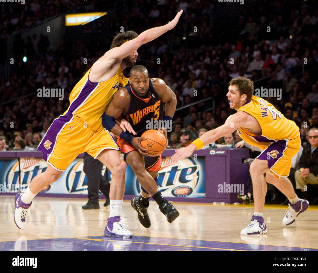Jan 22, 2007 ; Los Angeles, CA, USA ; Golden State Warriors' BARON DAVIS (c) va au panier contre Los Angeles Lakers' VLADIMIR RADMANOVIC (L) et Luke WALTON (R) au cours de la première moitié de leur jeu au Staples Center de Los Angeles. Crédit obligatoire : Photo par Armando Arorizo/ZUMA Press. (©) Copyright 2007 by Armando Arorizo Banque D'Images