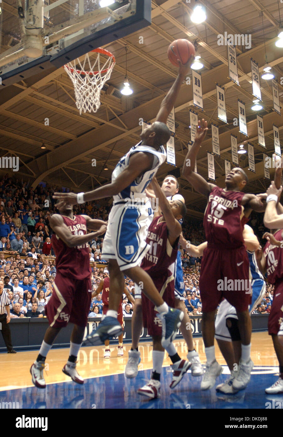 Feb 05, 2007 - Durham, NC, USA - NCAA College Basketball Duc Bluedevils (21) DeMARCUS NELSON va pour le coup gagnant, mais a échoué car le Florida State Seminoles battre le Duc Bluedevils avec un score final de 68-67 comme ils ont joué à Cameron Indoor Stadium situé sur le campus de l'Université Duke. Banque D'Images