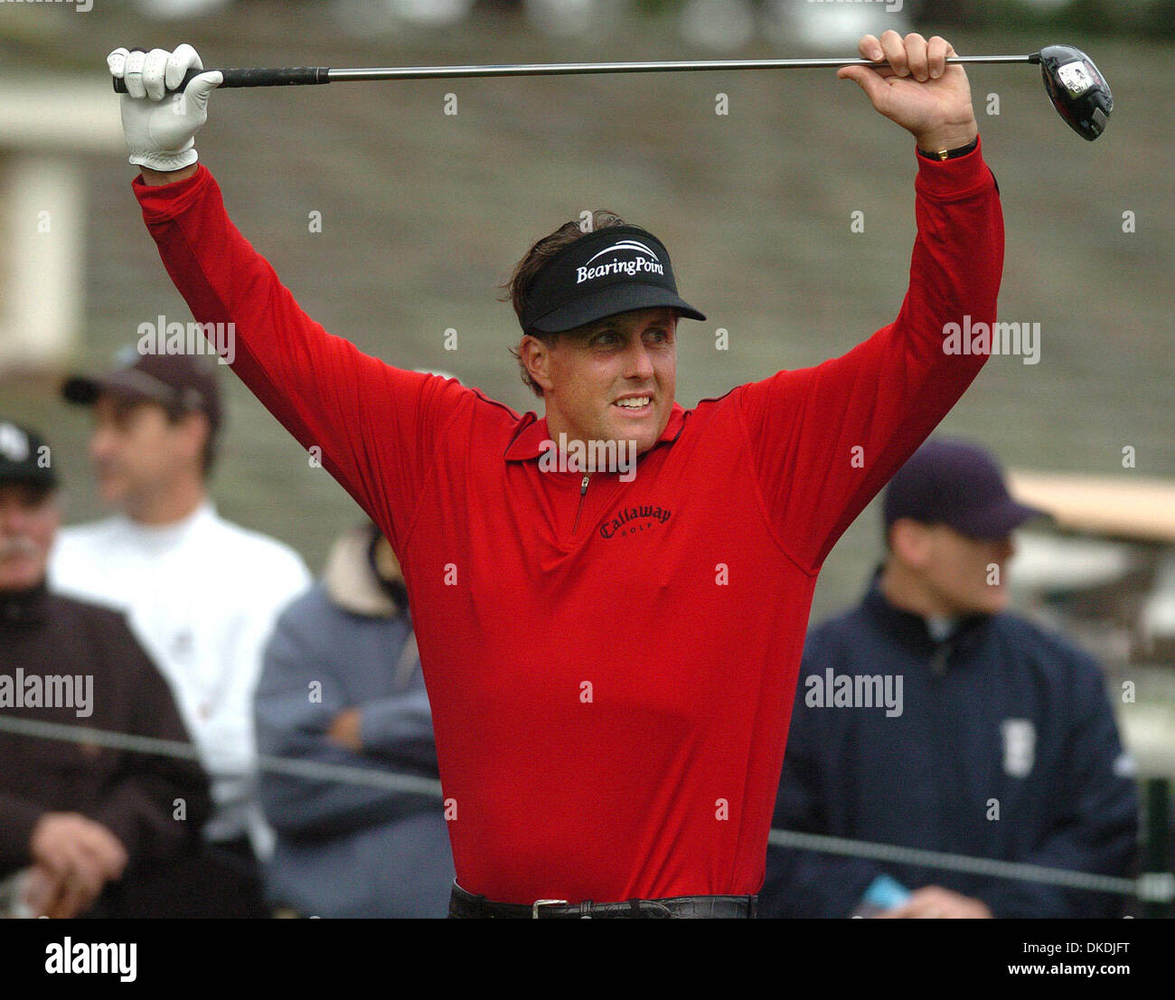 10 février 2007 - Pebble Beach, CA, USA - PHIL MICKELSON s'étend avant pris le départ au 10e trou à Spyglass Hill pour lancer le troisième tour de la plage de galets Pro-Am national tenu à Pebble Beach le Samedi, 10 février 2007. Mickelson a commencé la journée à égalité pour le conduire à 12 en vertu de l'alinéa (crédit Image : © Dan Honda/Contra Costa Times/ZUMA Press) RESTRICTIONS : USA Les tabloïds de l'homme Banque D'Images