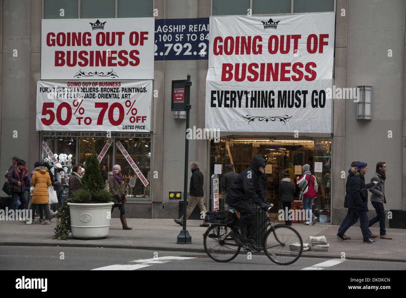 Grand art & antique store dispose d'une fermeture de l'entreprise vente sur la 5e Avenue à Manhattan, New York. Banque D'Images